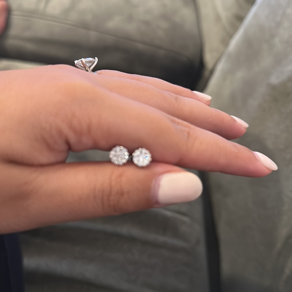 Diamond 1 carat TW 14 carat white gold stud earrings cluster floral natural